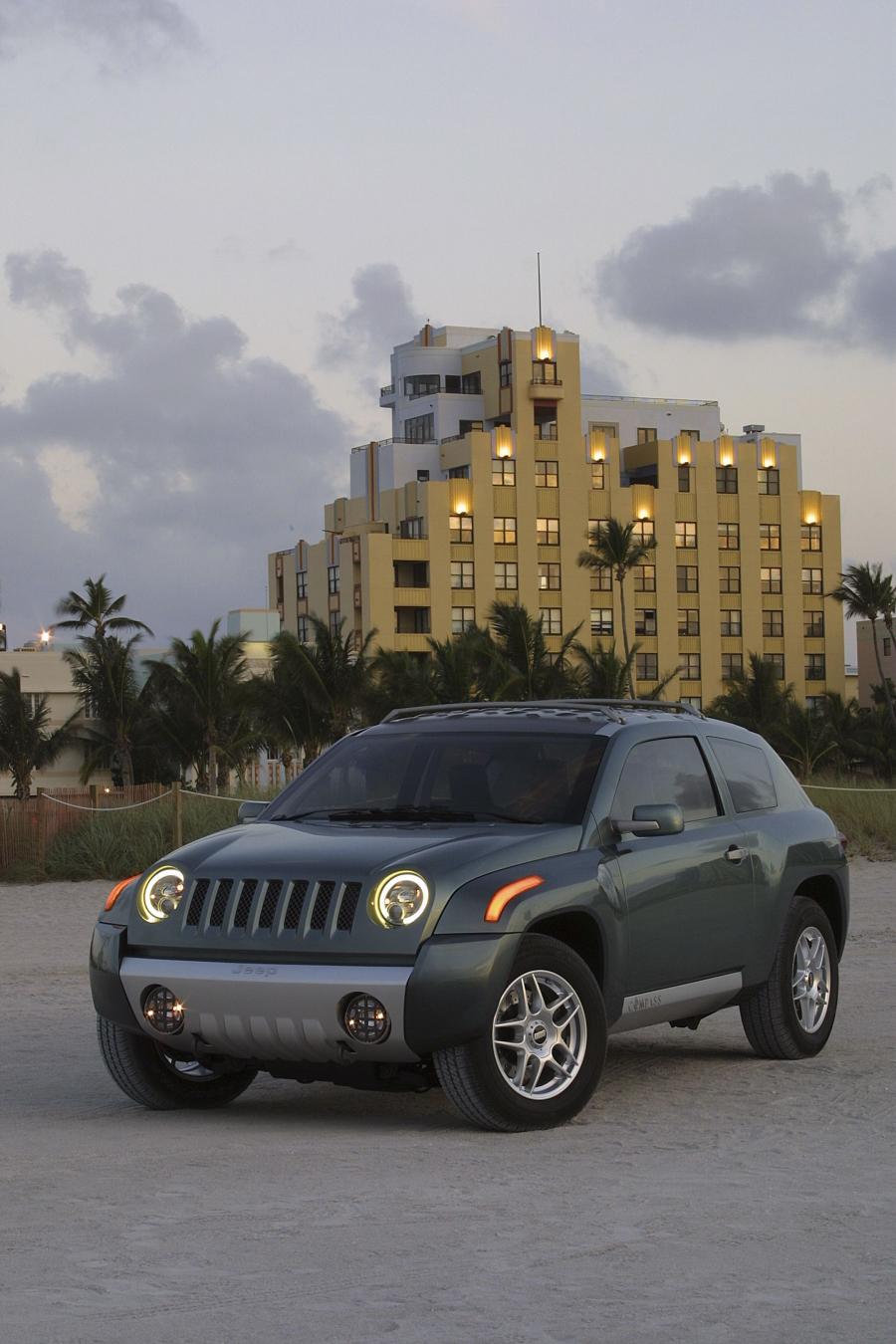  Jeep Compass Concept 2002 года  (фото 12 из 50)